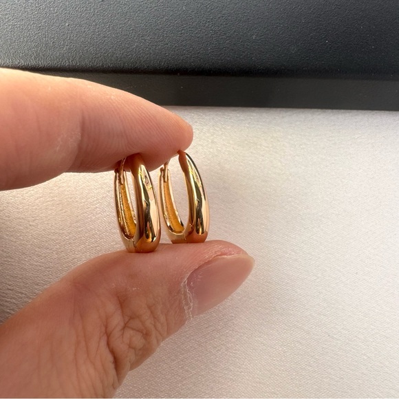 Small Oval Gold Hoop Earrings for Women - Picture 4 of 5